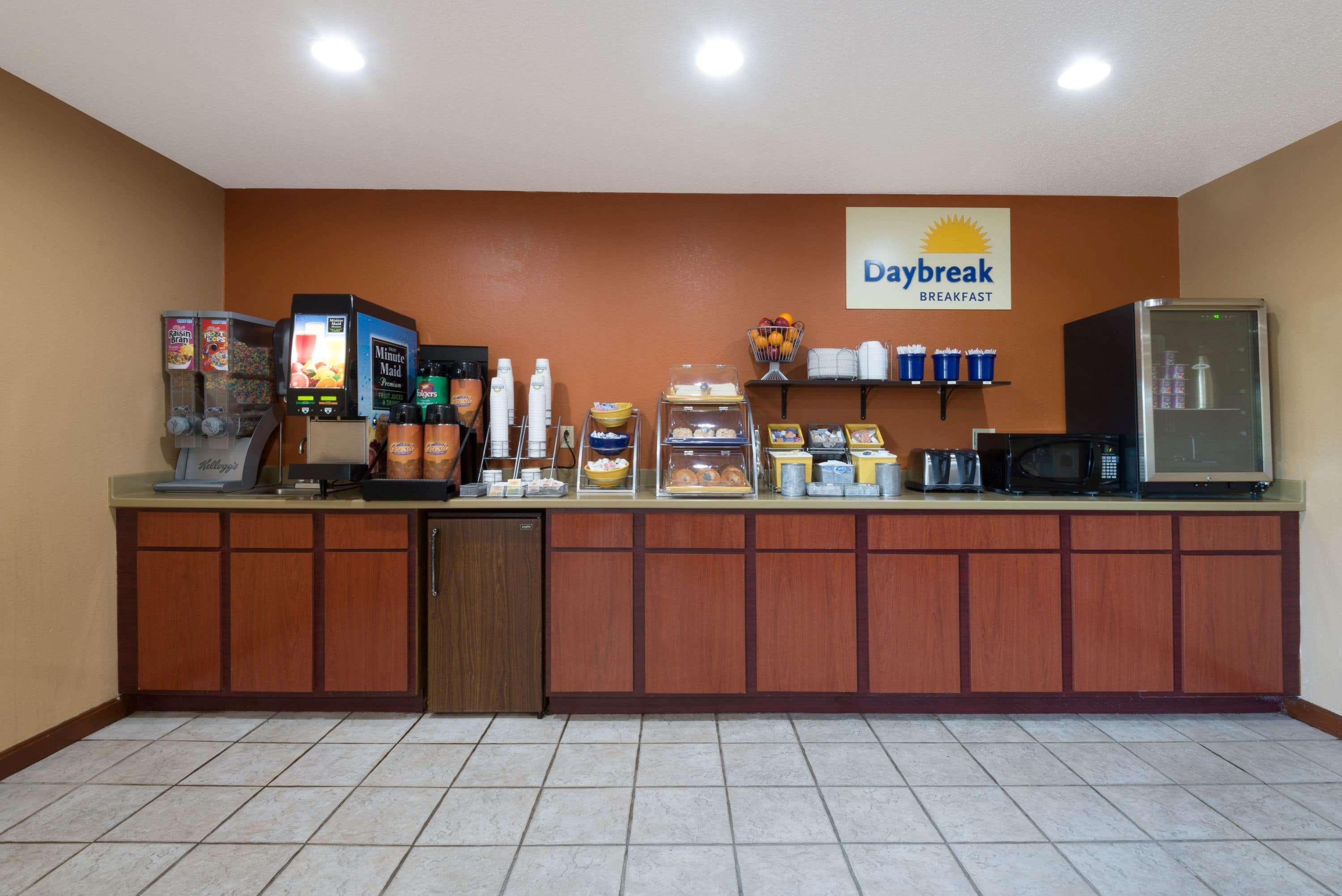 Days Inn By Wyndham Brunswick Bath Area מראה חיצוני תמונה
